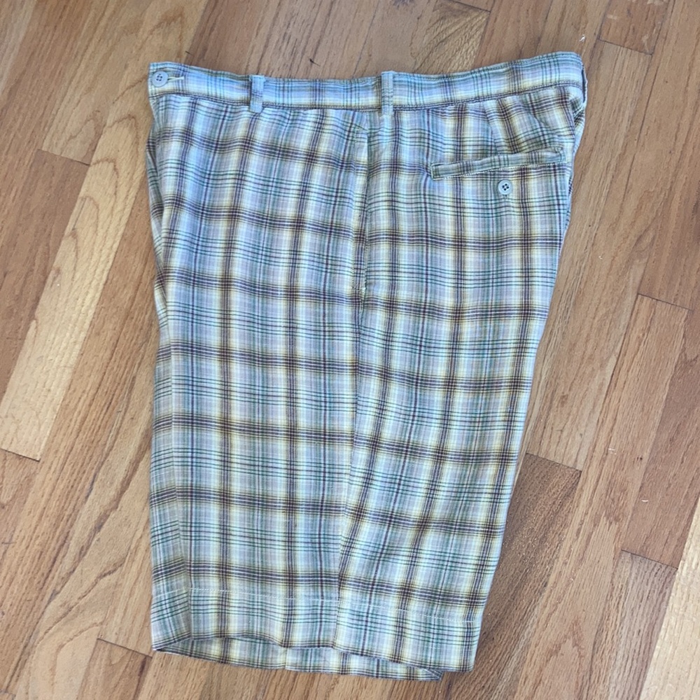 Mens linen shorts. Tommy Bahama.